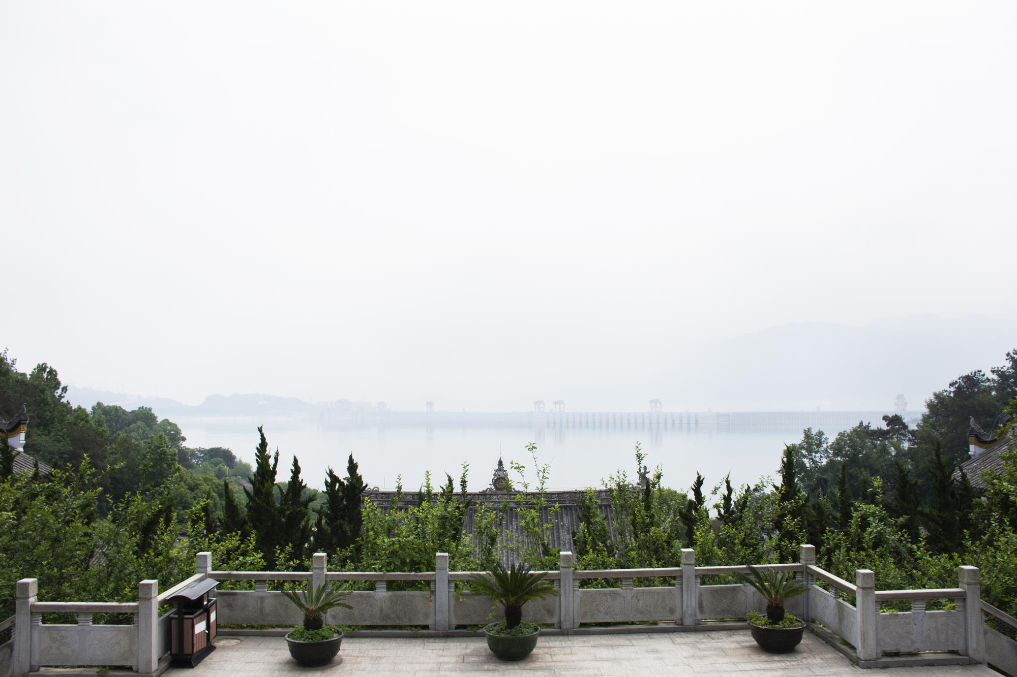 balcon cu vedere către parc și copaci